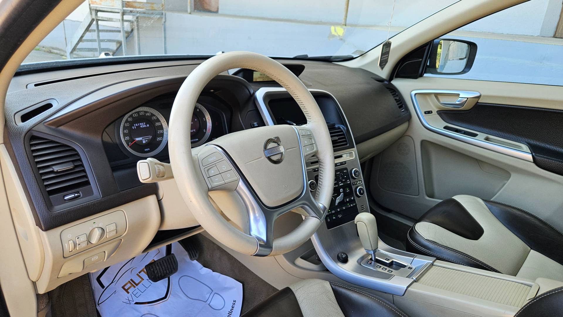 Volvo XC60 D5 (151kW) AWD Summum Geartronic – Obrázok 22