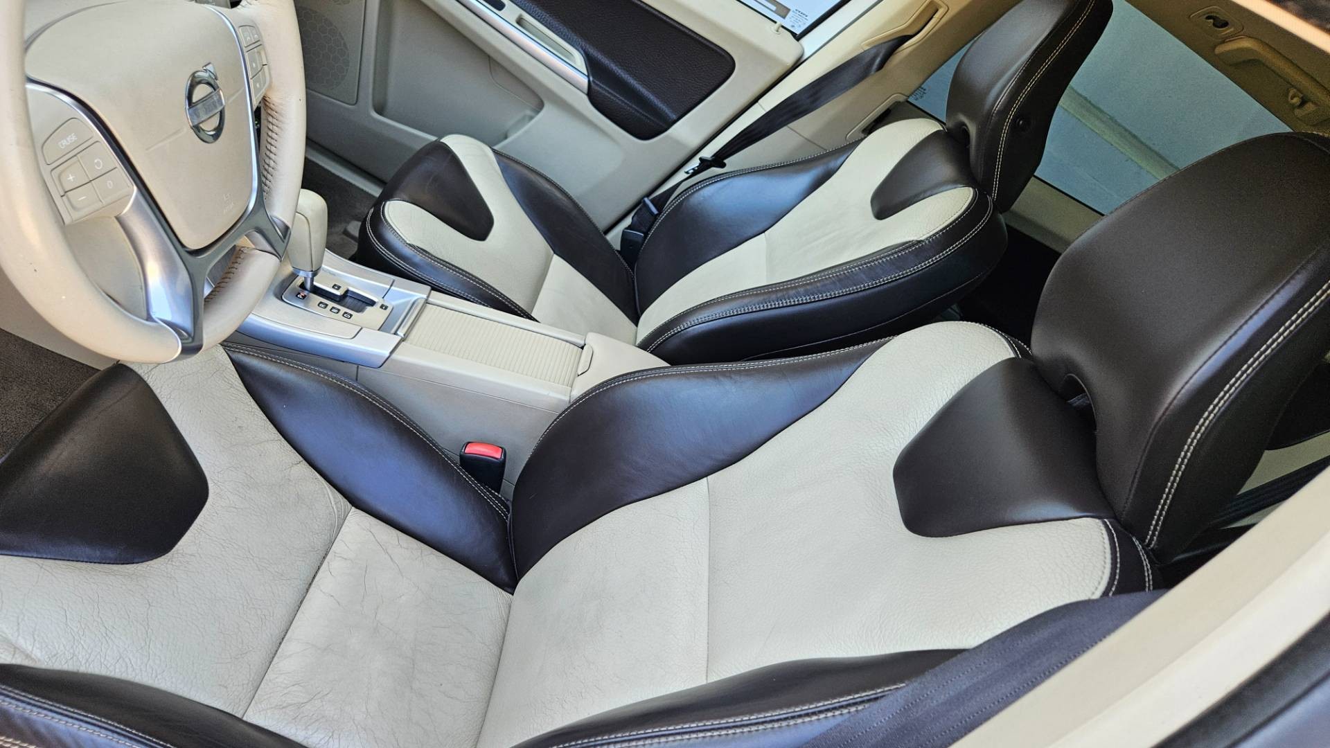 Volvo XC60 D5 (151kW) AWD Summum Geartronic – Obrázok 21