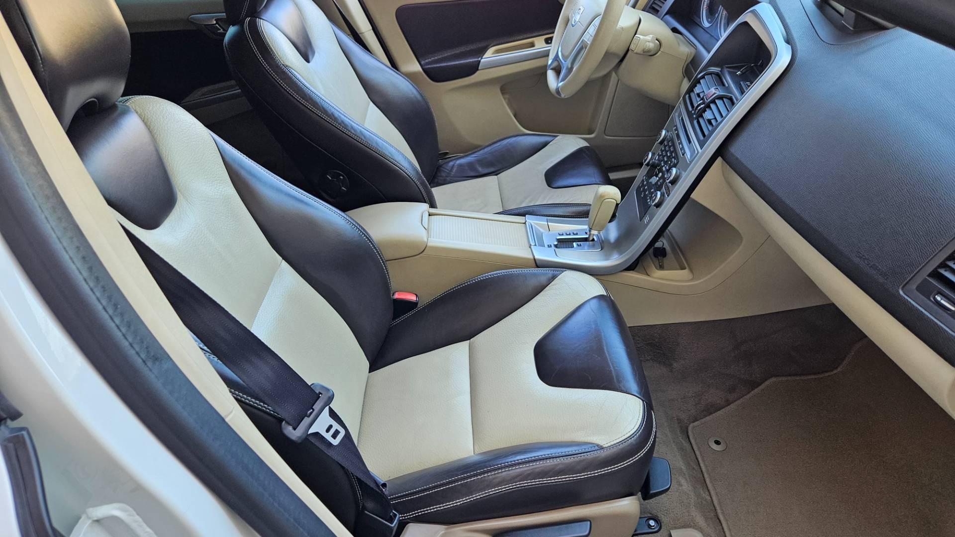 Volvo XC60 D5 (151kW) AWD Summum Geartronic – Obrázok 27