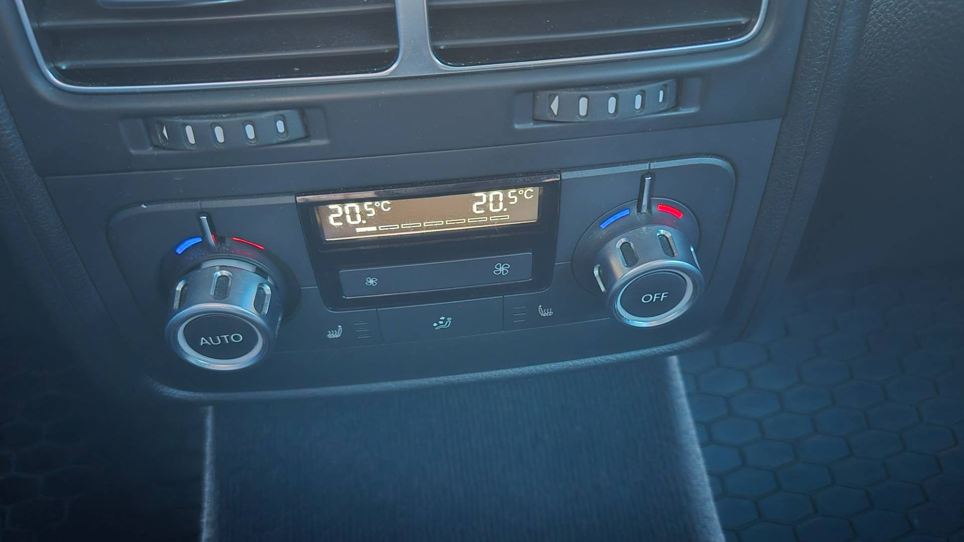 Volkswagen Touareg II 3.0 V6 TDI 240k BMT Premium 4XMOTION – Obrázok 19