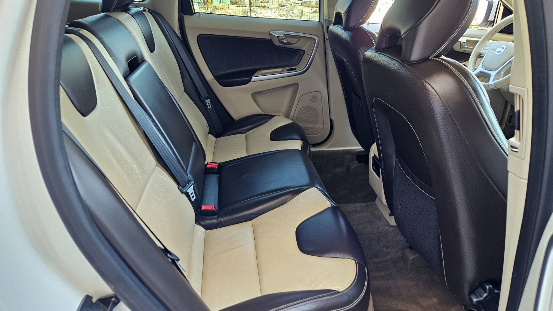 Volvo XC60 D5 (151kW) AWD Summum Geartronic – Obrázok 25