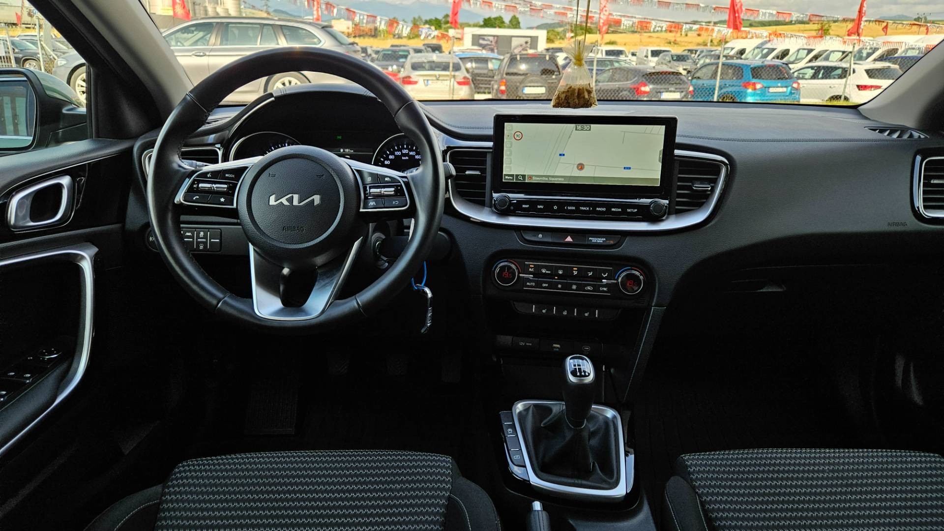 Kia Ceed SW 1.5 T-GDi Gold – Obrázok 17