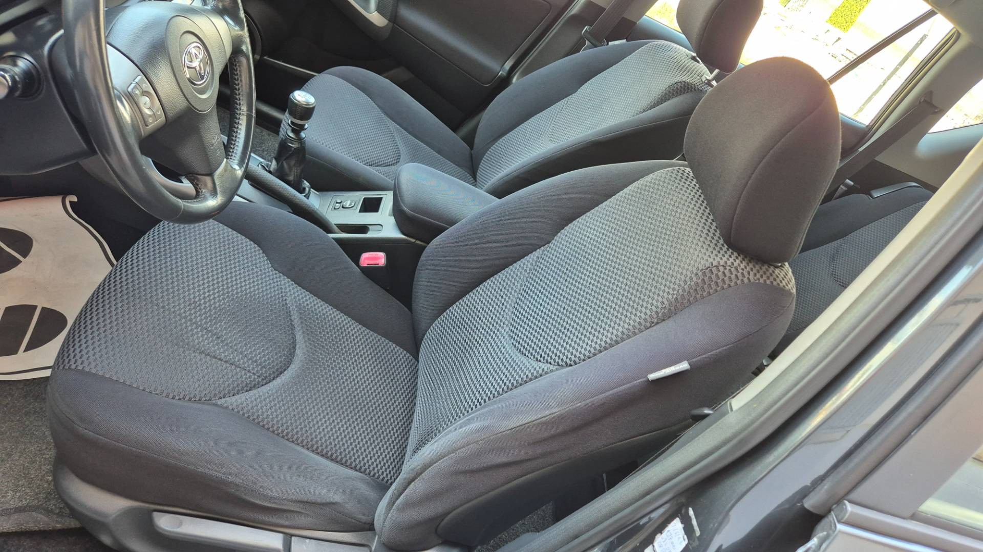 Toyota RAV4 2.2 D-4D 135 Base – Obrázok 29