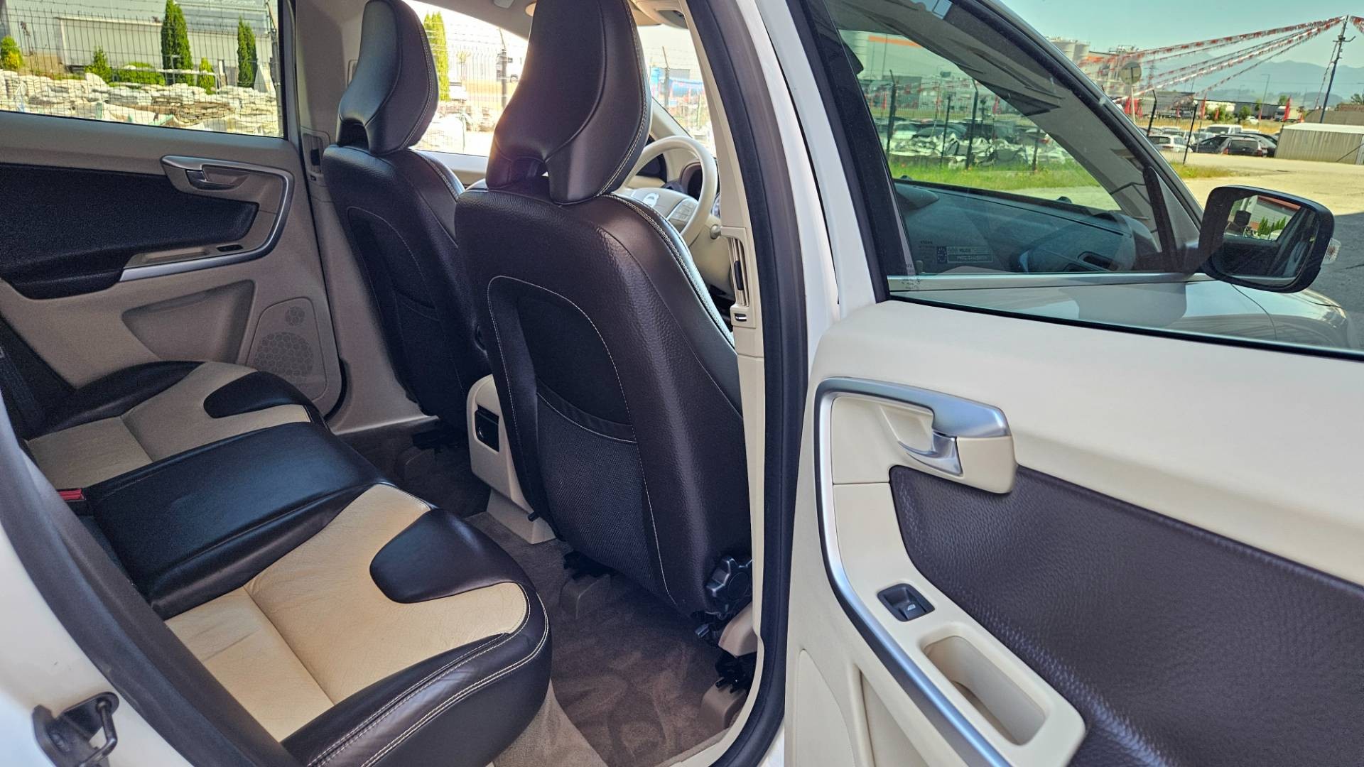 Volvo XC60 D5 (151kW) AWD Summum Geartronic – Obrázok 24