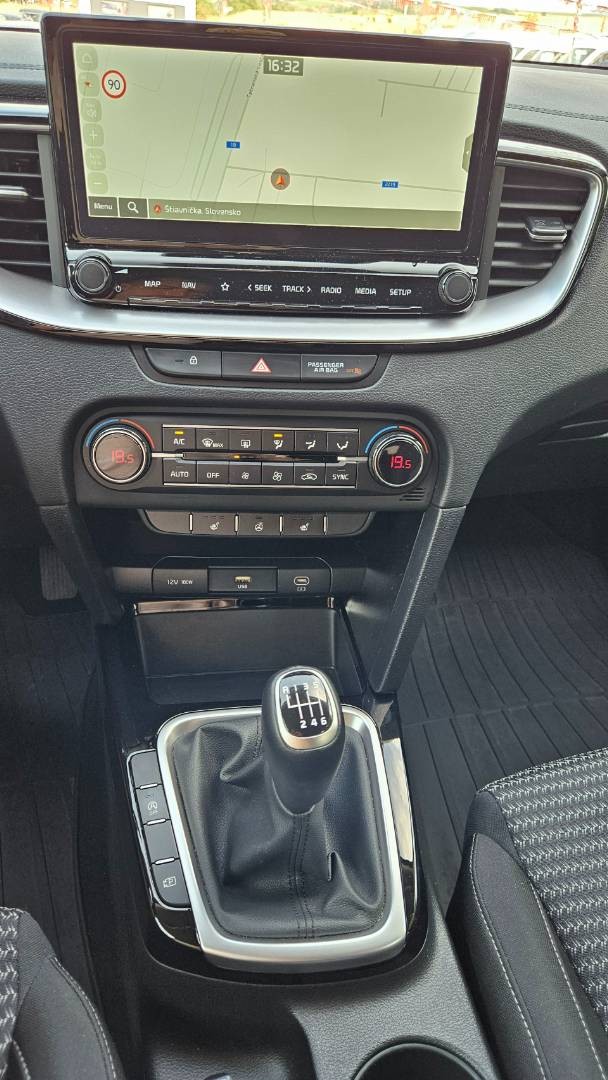 Kia Ceed SW 1.5 T-GDi Gold – Obrázok 26