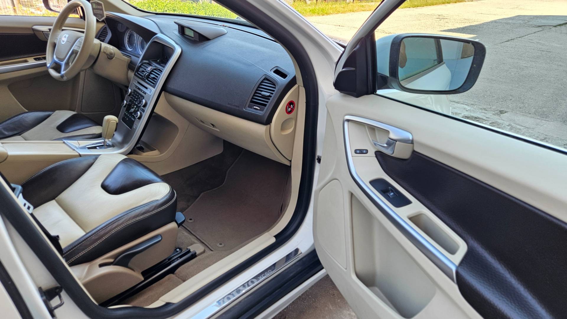 Volvo XC60 D5 (151kW) AWD Summum Geartronic – Obrázok 26