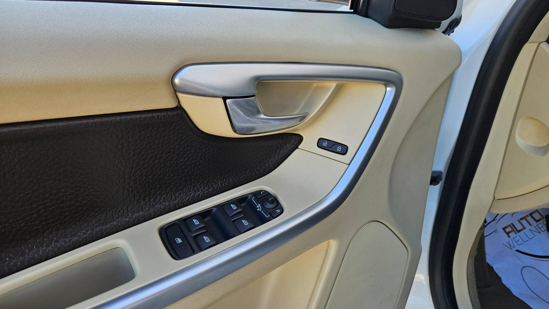 Volvo XC60 D5 (151kW) AWD Summum Geartronic – Obrázok 23