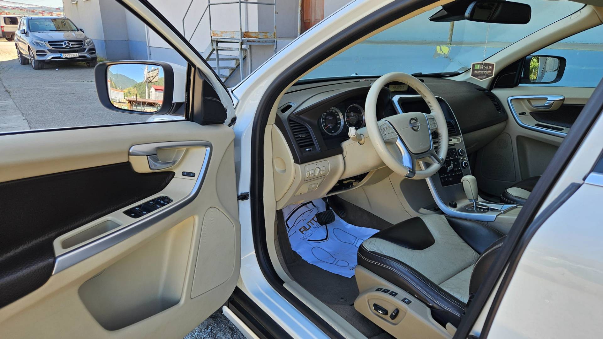 Volvo XC60 D5 (151kW) AWD Summum Geartronic – Obrázok 19