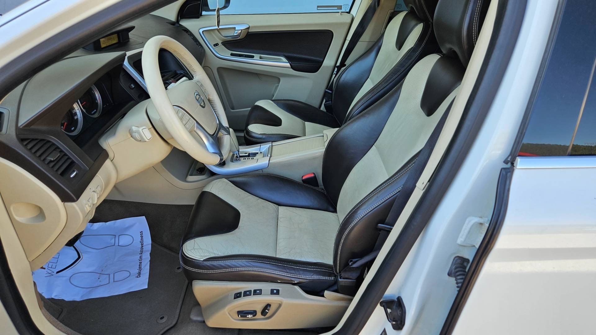 Volvo XC60 D5 (151kW) AWD Summum Geartronic – Obrázok 20