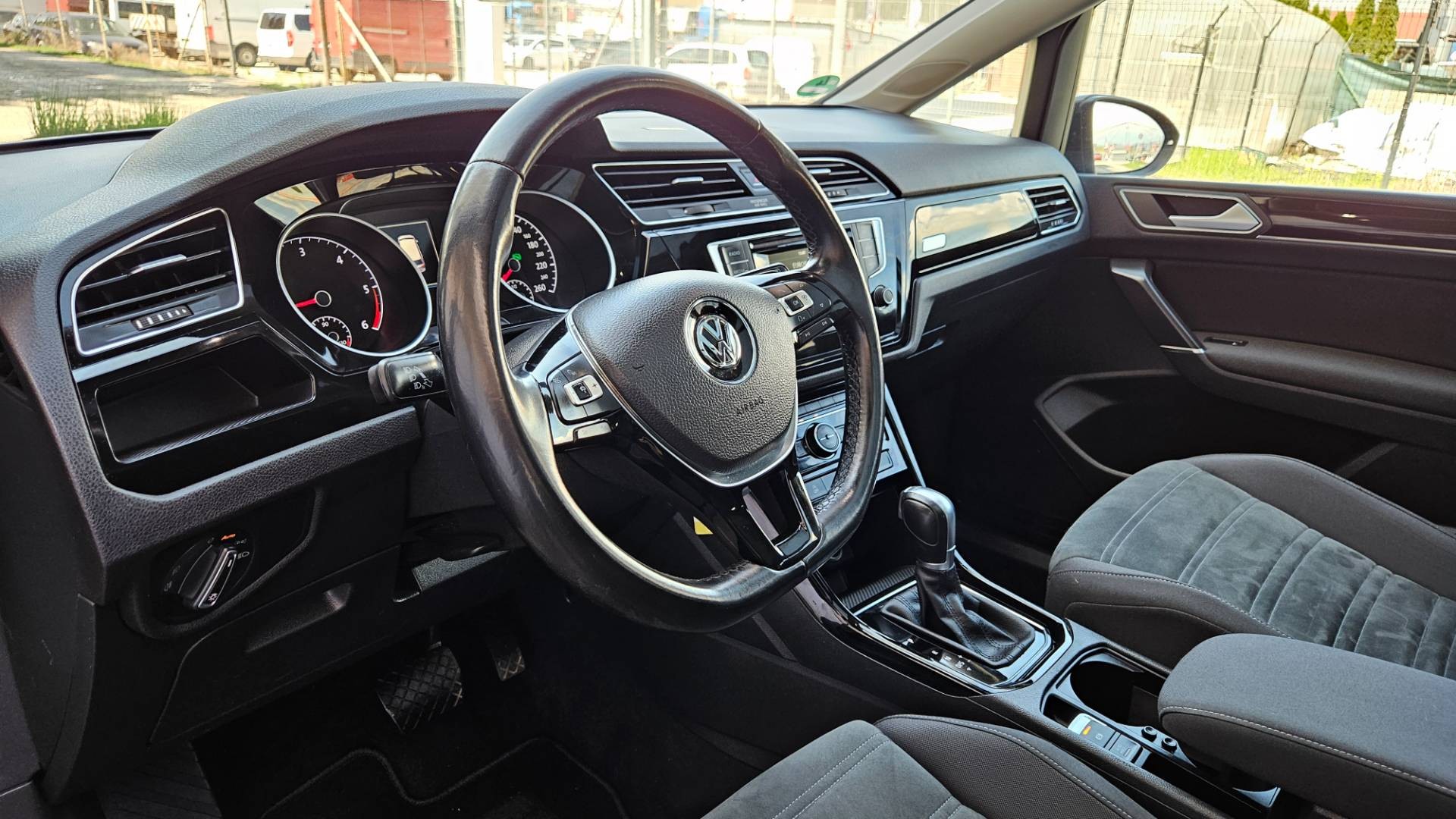 Volkswagen Touran 2.0 TDI SCR BMT 190k Highline DSG EU6 – Obrázok 25