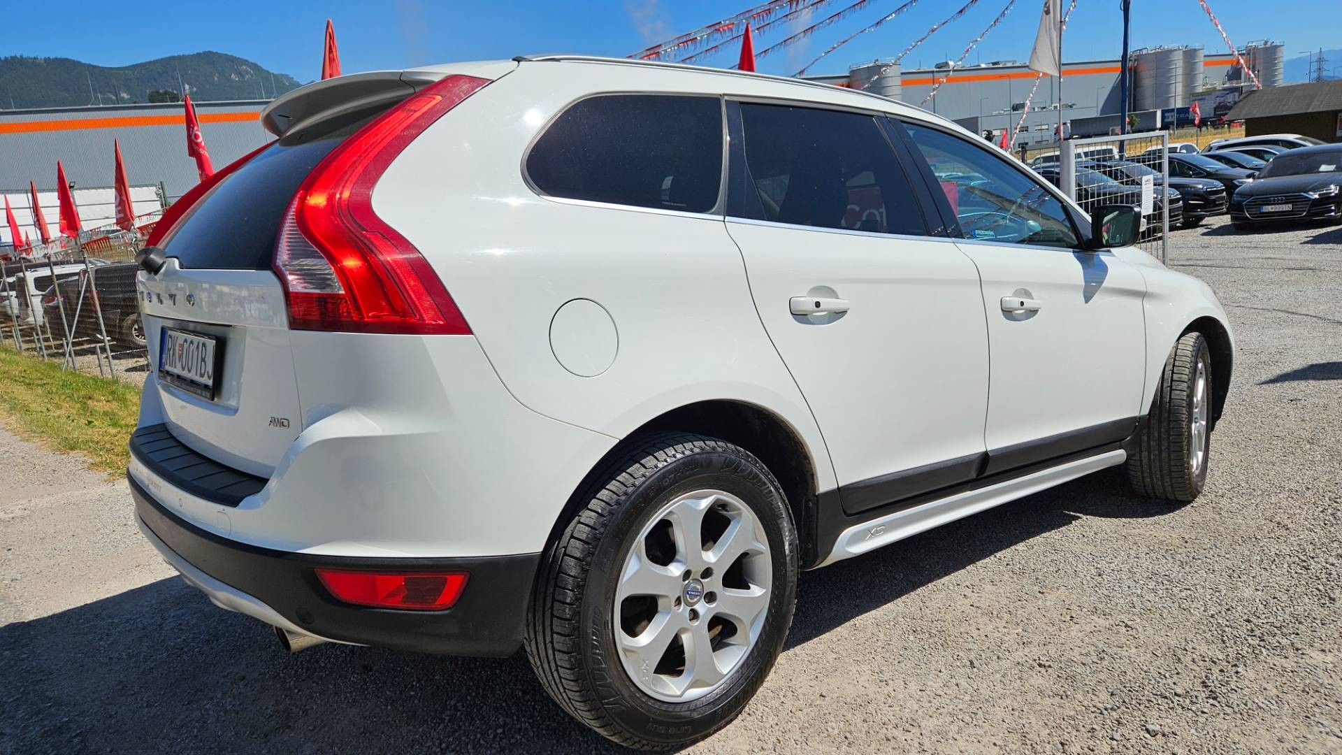 Volvo XC60 D5 (151kW) AWD Summum Geartronic – Obrázok 5