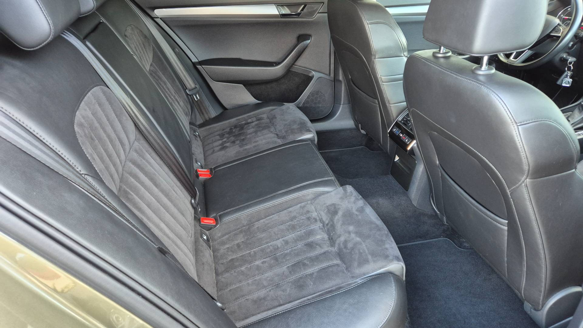 Škoda Superb Combi 2.0 TDI 190k 4x4 Style DSG EU6 – Obrázok 19