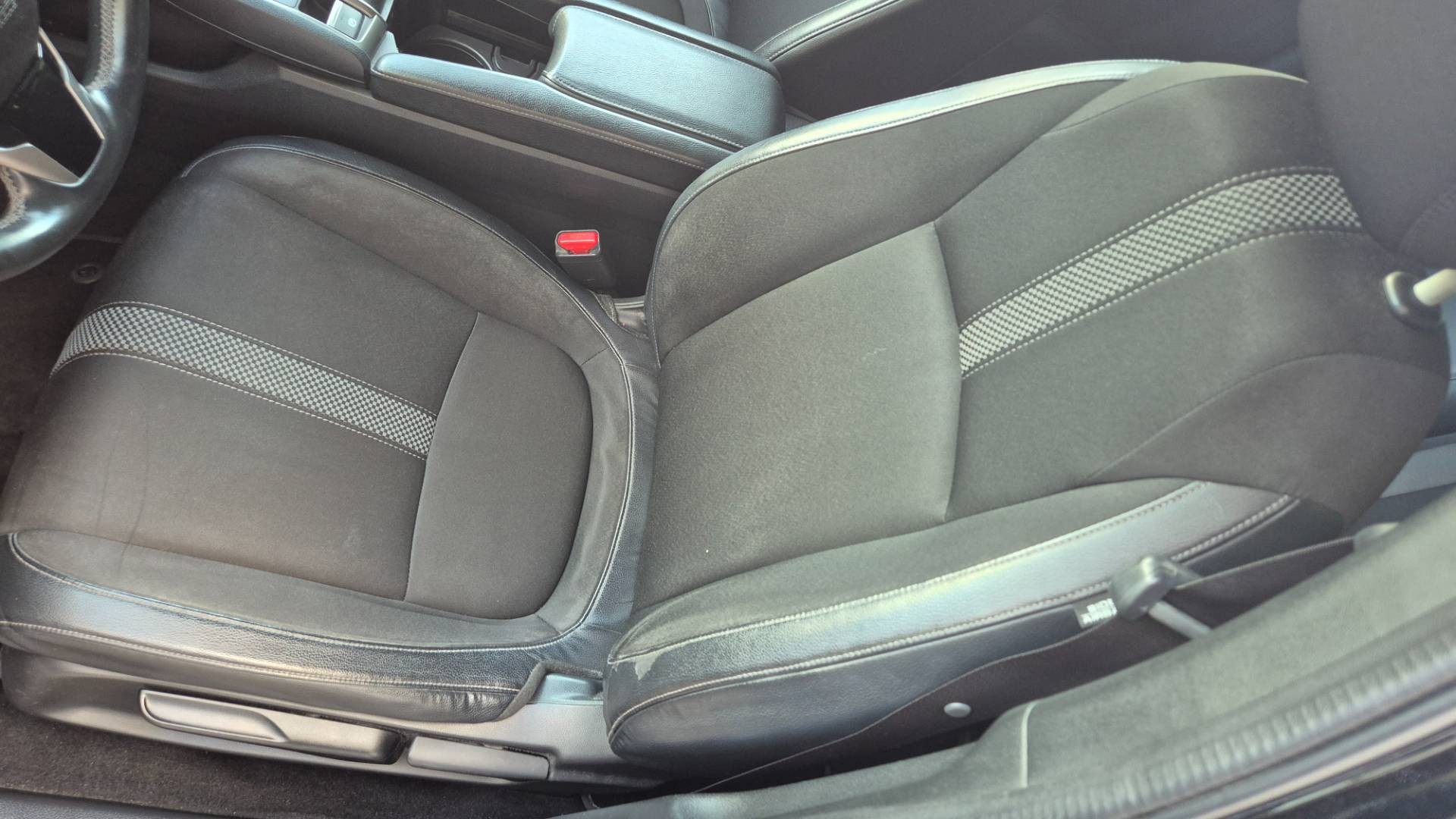 Honda Civic 1.5 DOHC VTEC Turbo Sport Plus CVT – Obrázok 19