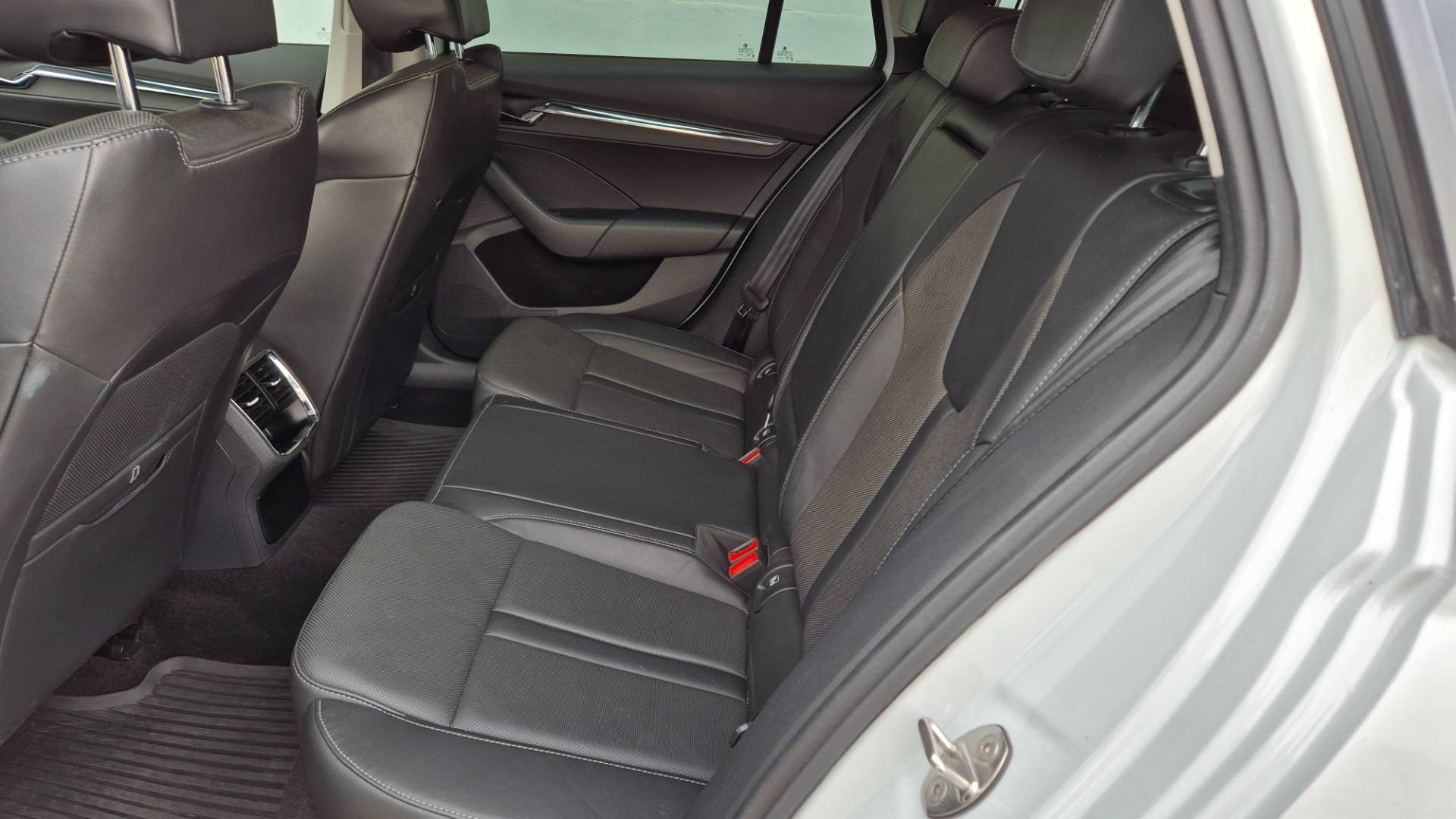 Škoda Octavia Combi 2.0 TDI SCR Style DSG – Obrázok 19