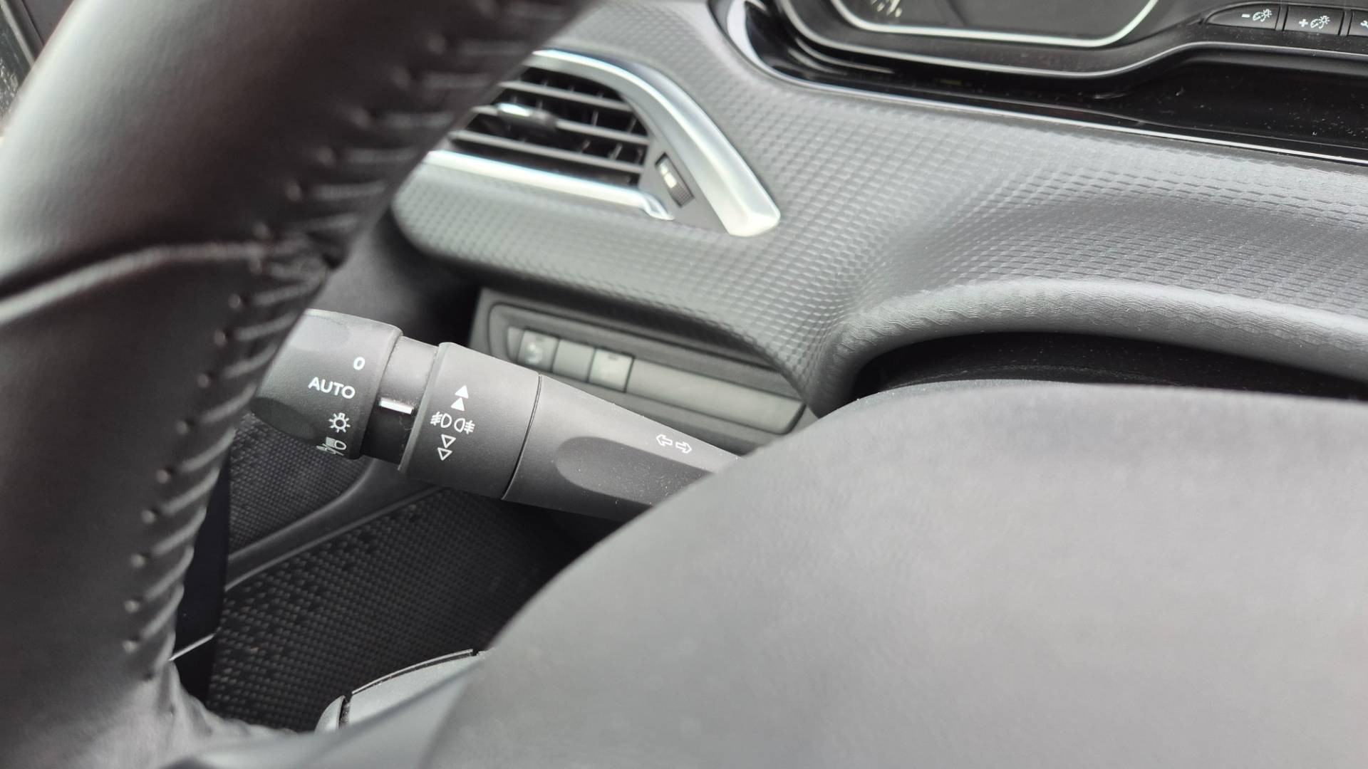 Peugeot 2008 1.2 PureTech 110 E6d-ISC Signature – Obrázok 33