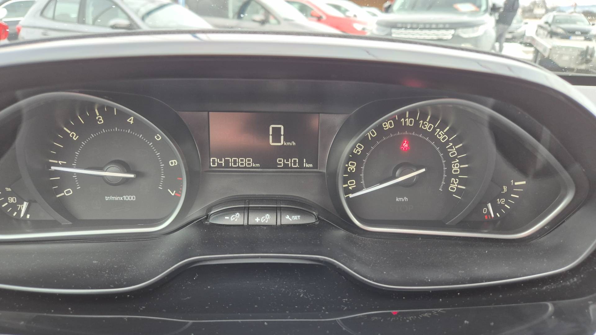 Peugeot 2008 1.2 PureTech 110 E6d-ISC Signature – Obrázok 34