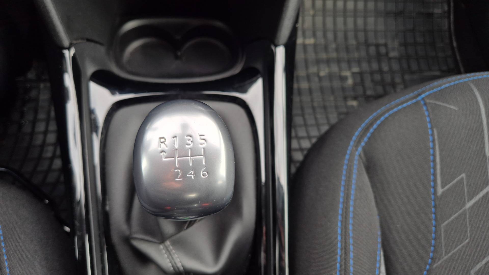 Peugeot 2008 1.2 PureTech 110 E6d-ISC Signature – Obrázok 28