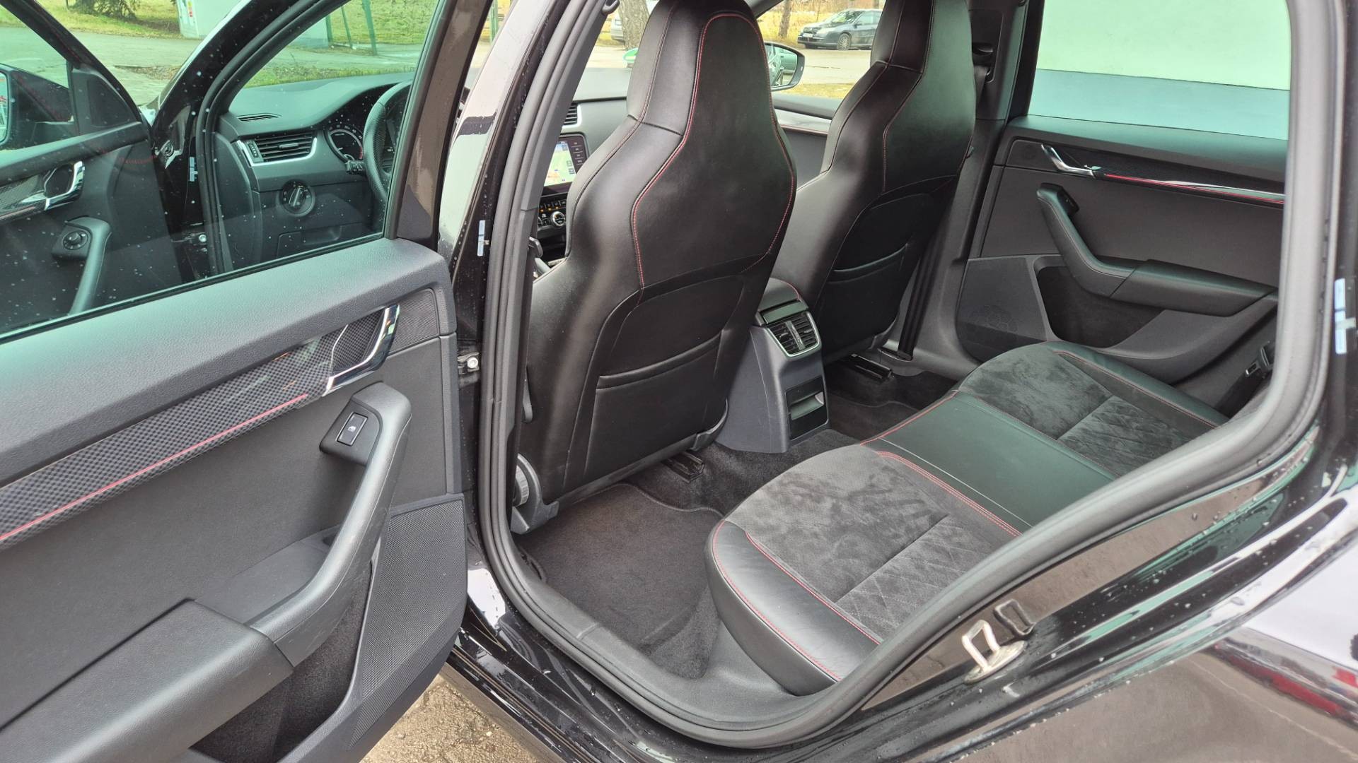 Škoda Octavia Combi 2.0 TDI RS DSG 4x4 – Obrázok 20