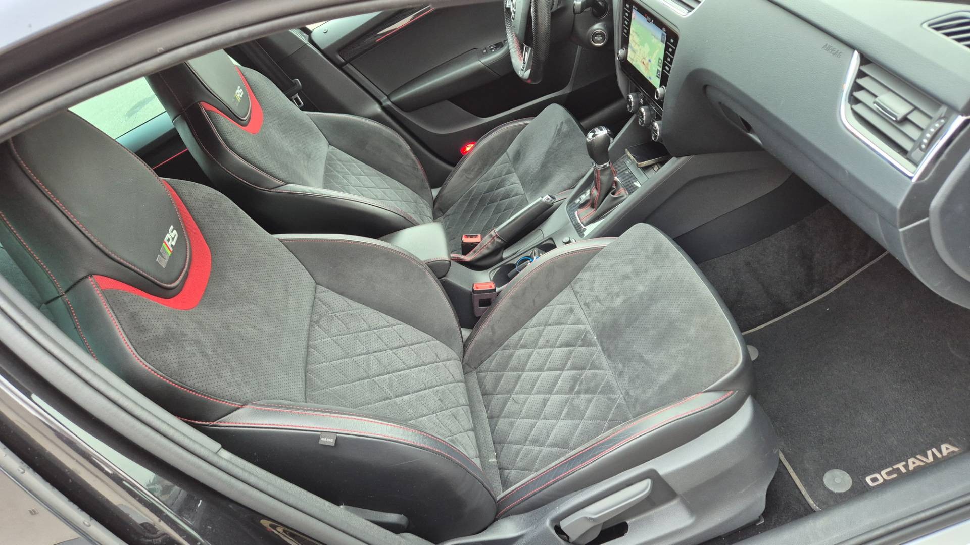 Škoda Octavia Combi 2.0 TDI RS DSG 4x4 – Obrázok 30