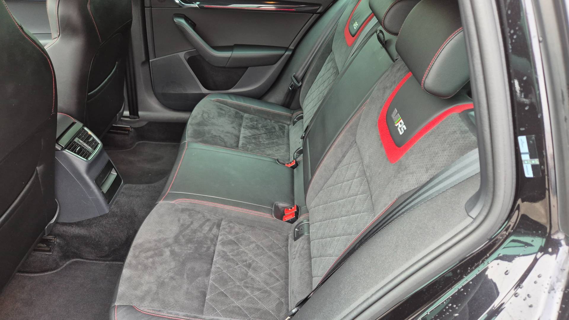 Škoda Octavia Combi 2.0 TDI RS DSG 4x4 – Obrázok 21