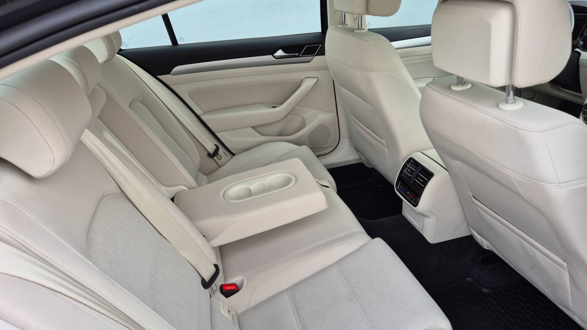 Volkswagen Passat 2.0 TDI BMT Comfortline – Obrázok 14