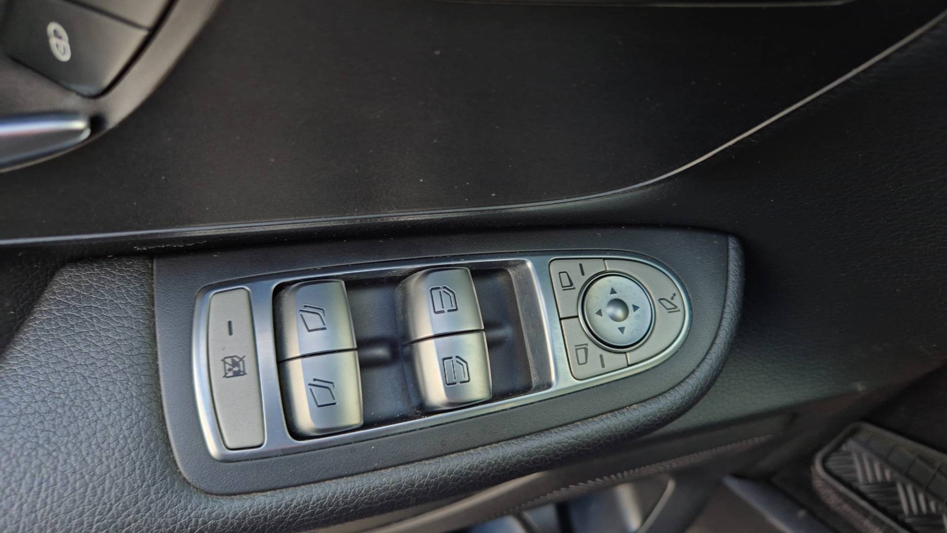 Mercedes-Benz V trieda V250 d kompakt 4MATIC A/T – Obrázok 38