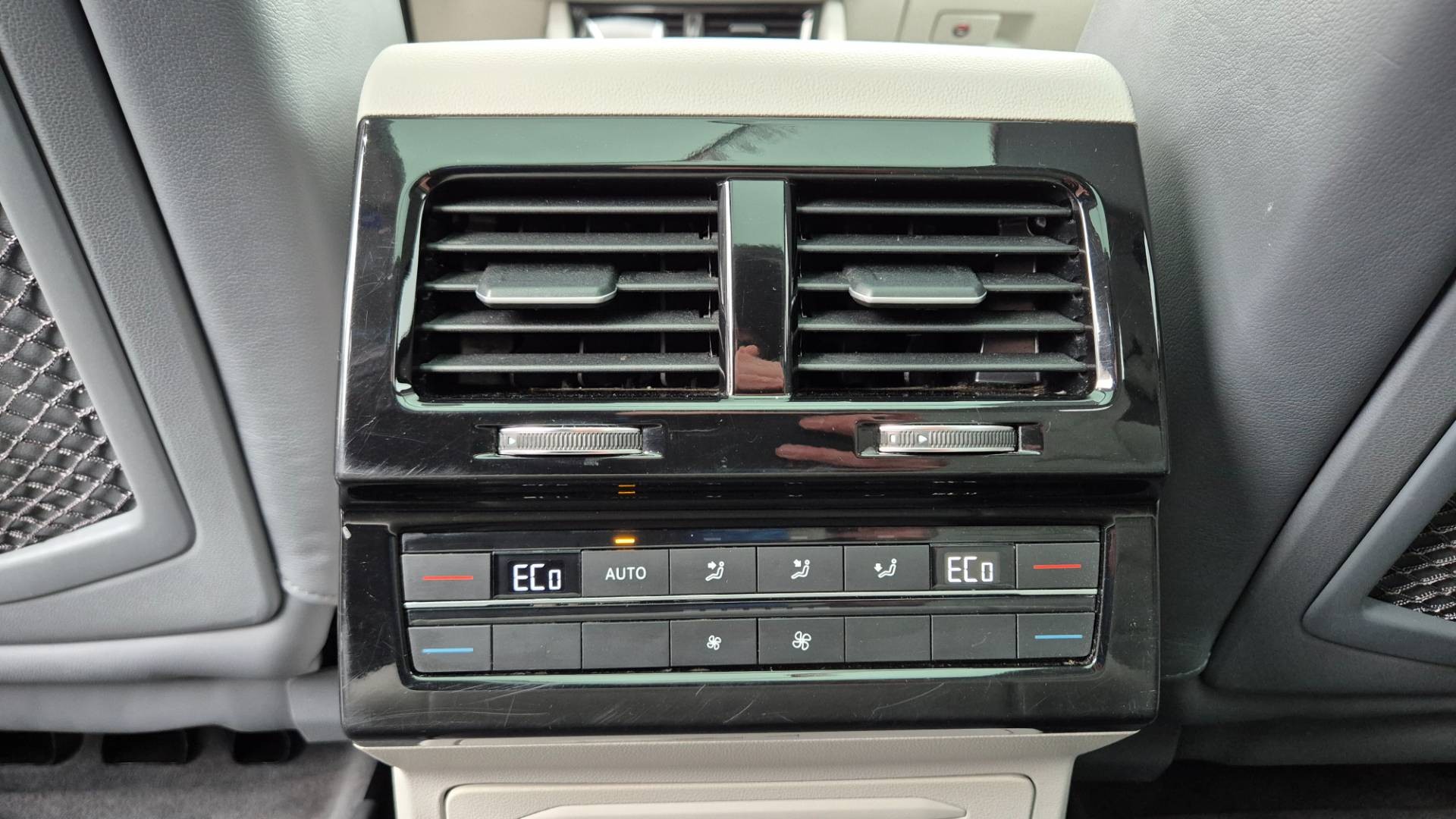 Volkswagen Touareg 3.0 V6 TDI SCR 286k Elegance 4Motion Tiptronic – Obrázok 25