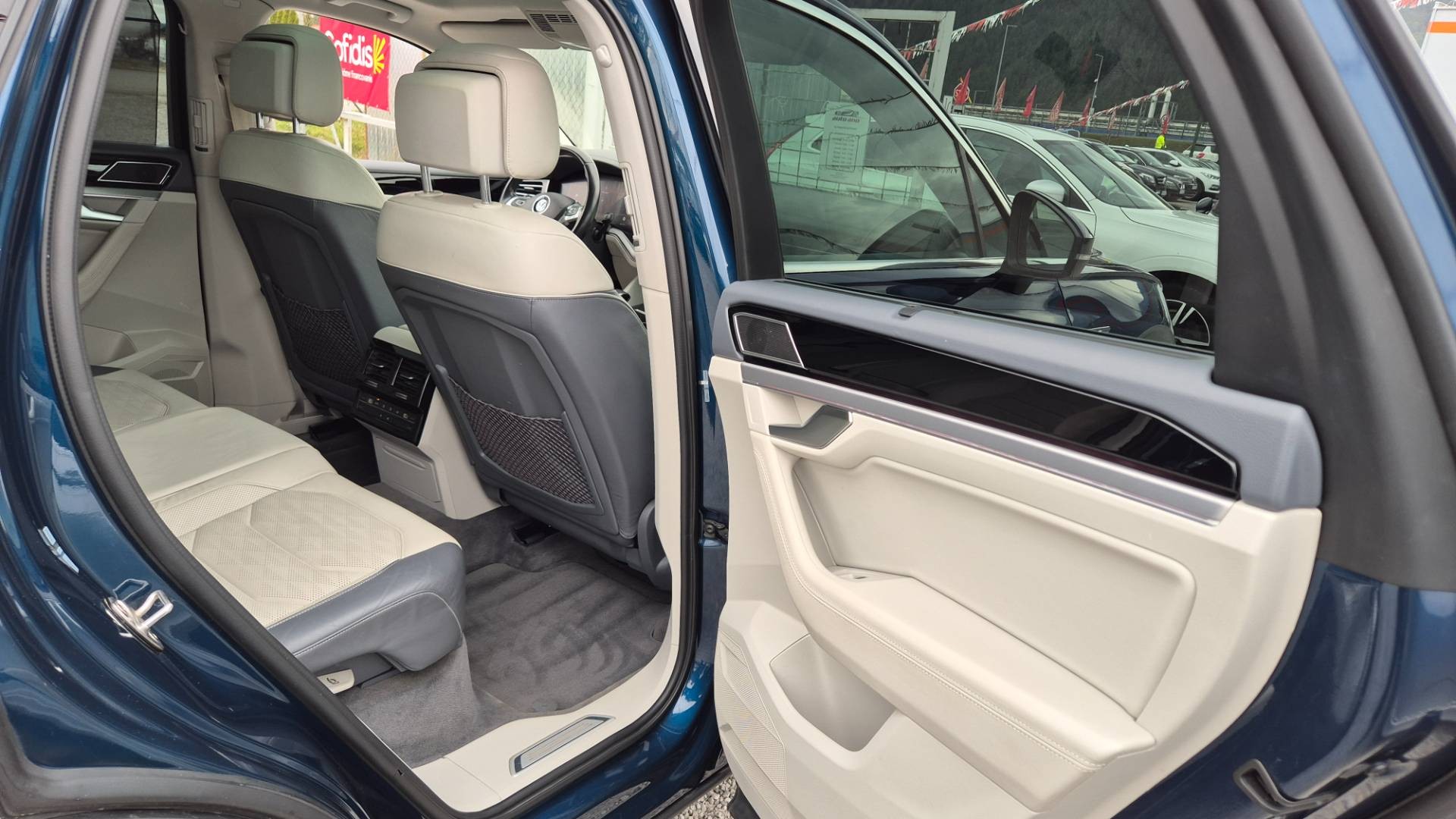 Volkswagen Touareg 3.0 V6 TDI SCR 286k Elegance 4Motion Tiptronic – Obrázok 32