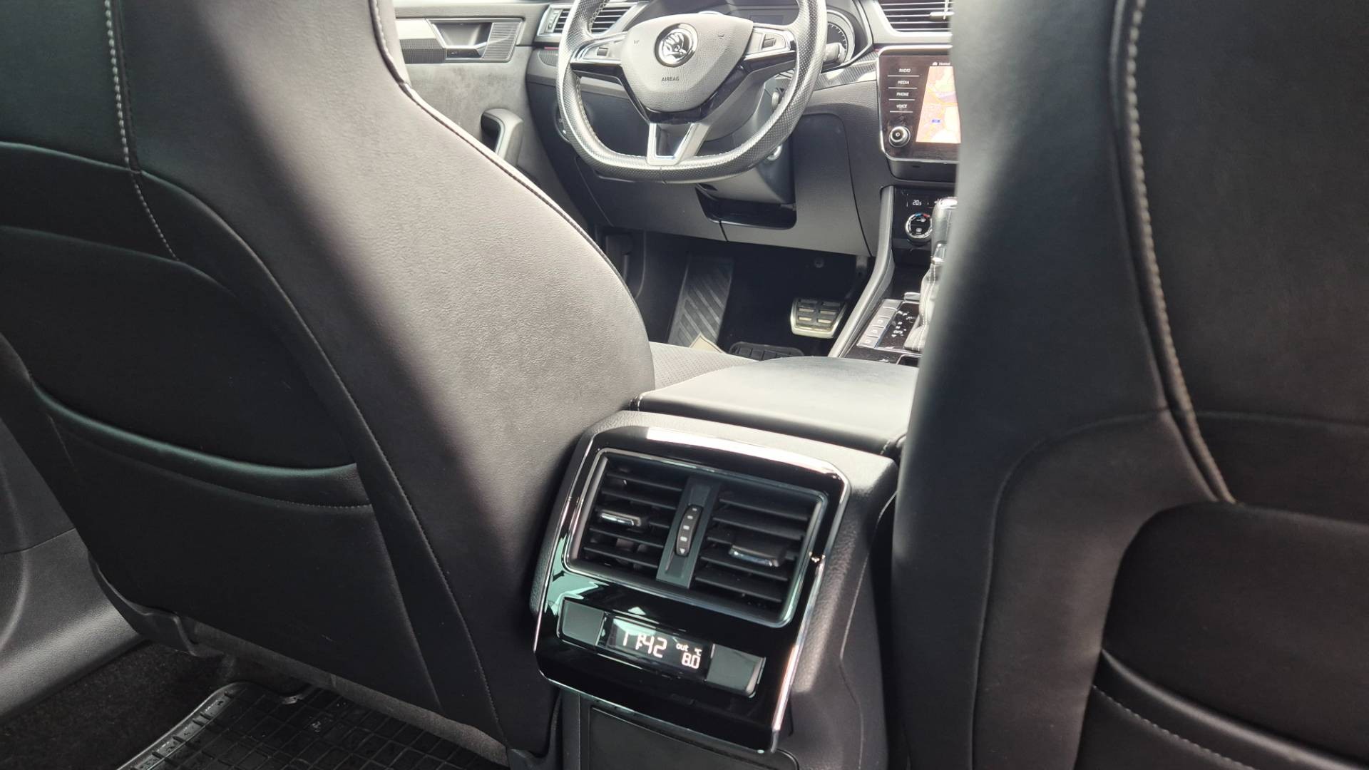 Škoda Superb Combi 2.0 TDI SCR Sportline 4x4 DSG – Obrázok 25