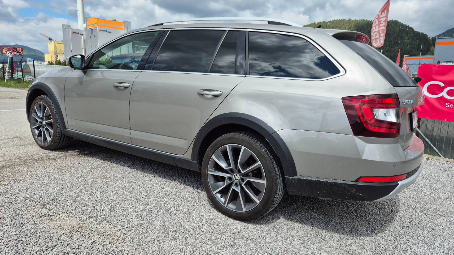 Škoda Octavia Combi 2.0 TDI 184k Scout DSG 4x4 – Obrázok 7