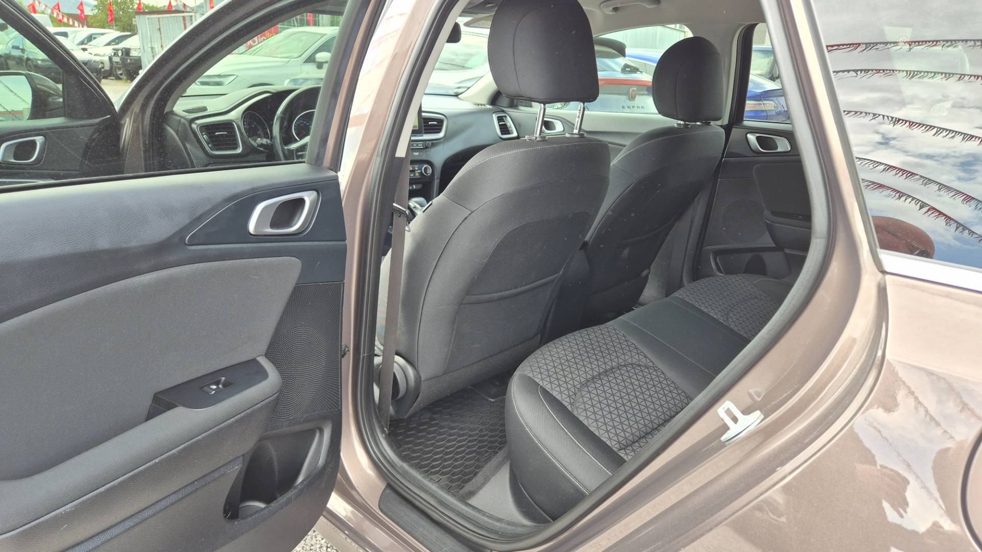 Kia Ceed SW 1.6 CRDi 136k Gold A/T – Obrázok 21