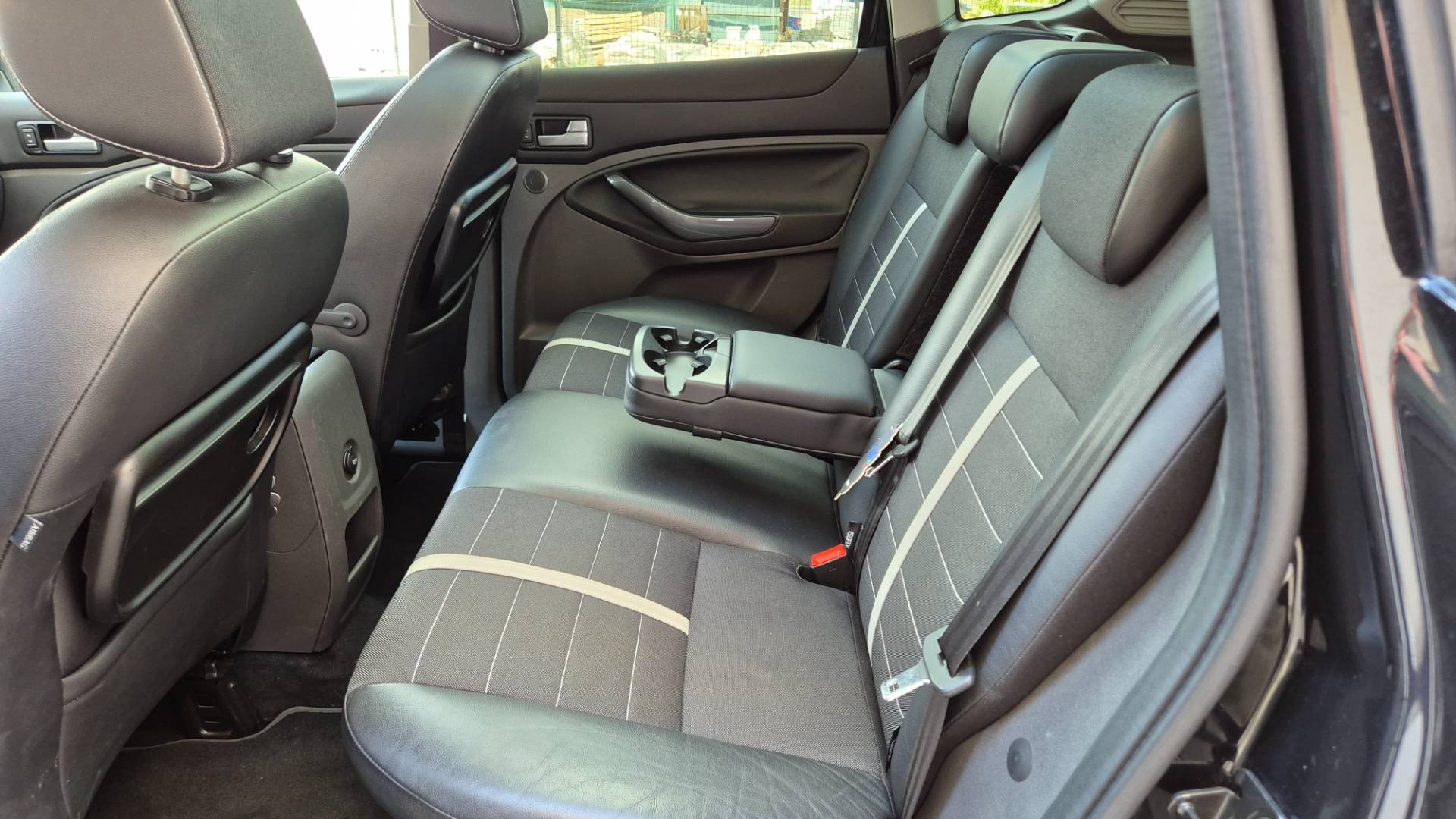 Ford Kuga 2.0 TDCi DPF Titanium 2WD – Obrázok 23
