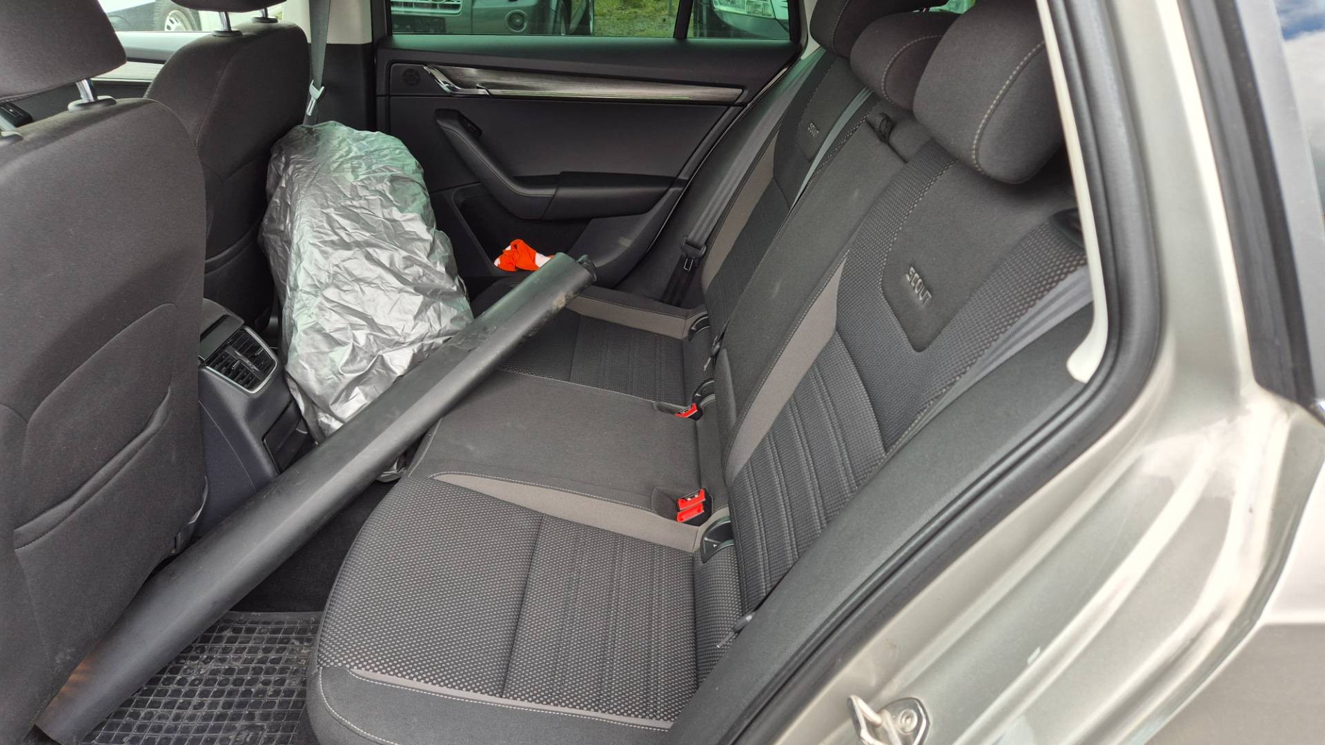 Škoda Octavia Combi 2.0 TDI 184k Scout DSG 4x4 – Obrázok 12