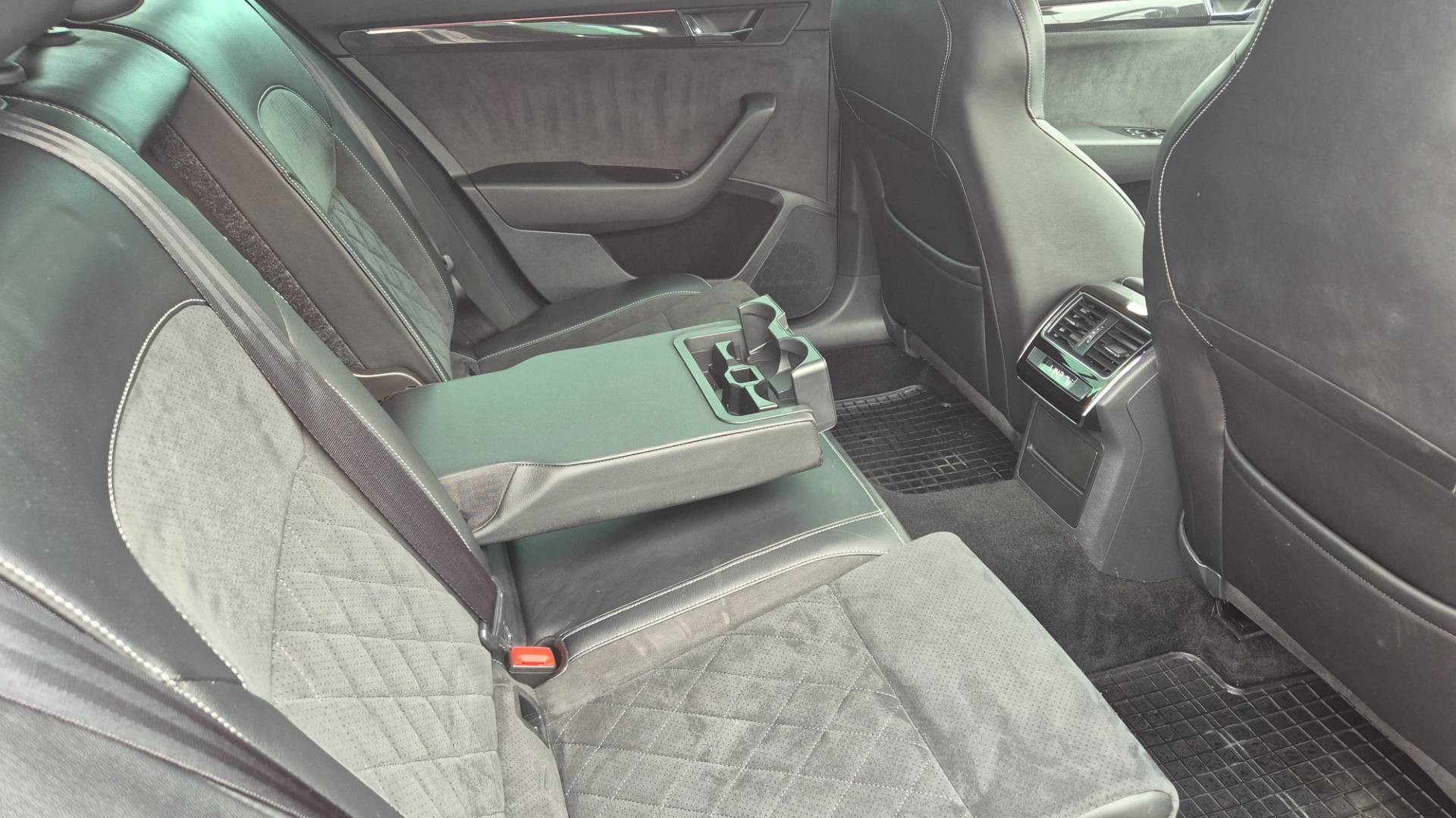 Škoda Superb Combi 2.0 TDI SCR Sportline 4x4 DSG – Obrázok 23