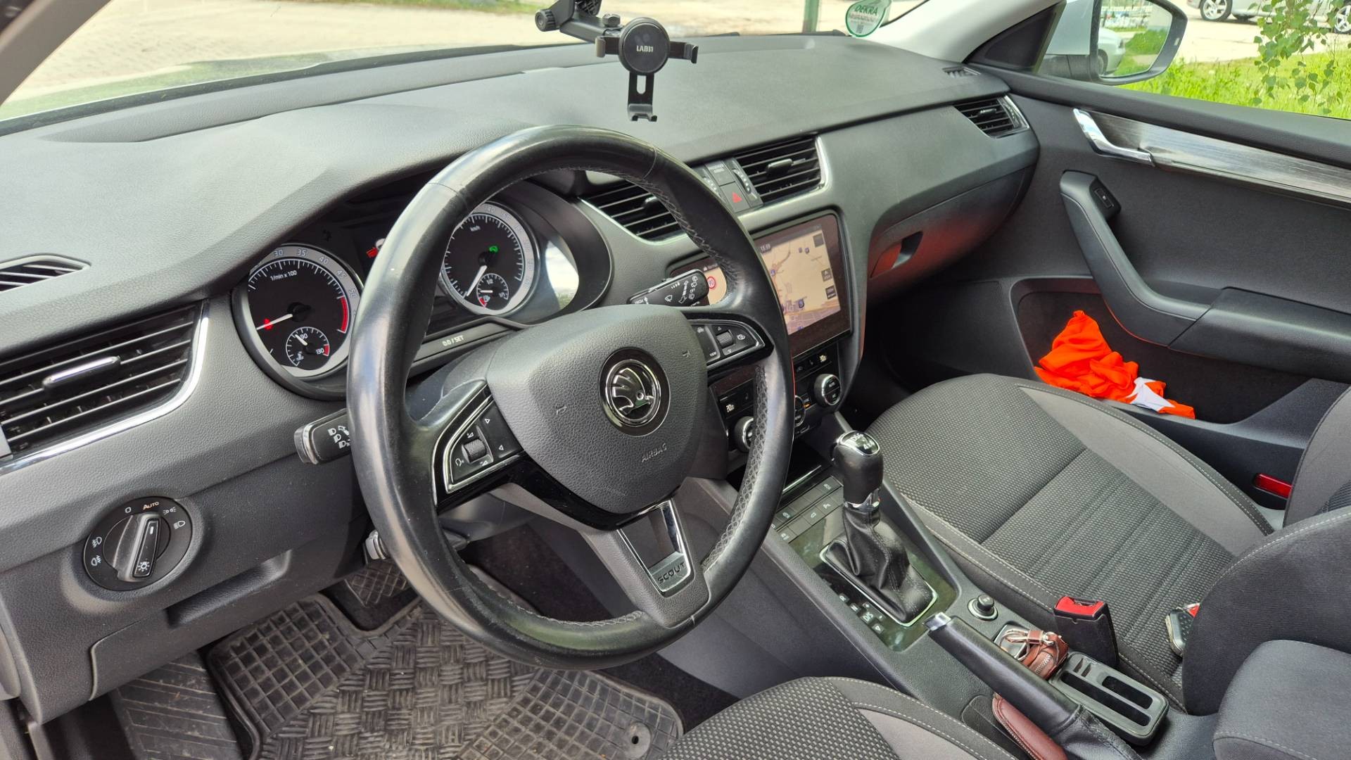 Škoda Octavia Combi 2.0 TDI 184k Scout DSG 4x4 – Obrázok 17