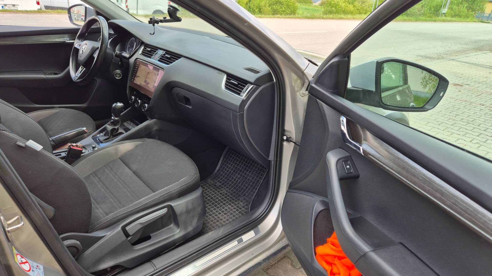 Škoda Octavia Combi 2.0 TDI 184k Scout DSG 4x4 – Obrázok 20