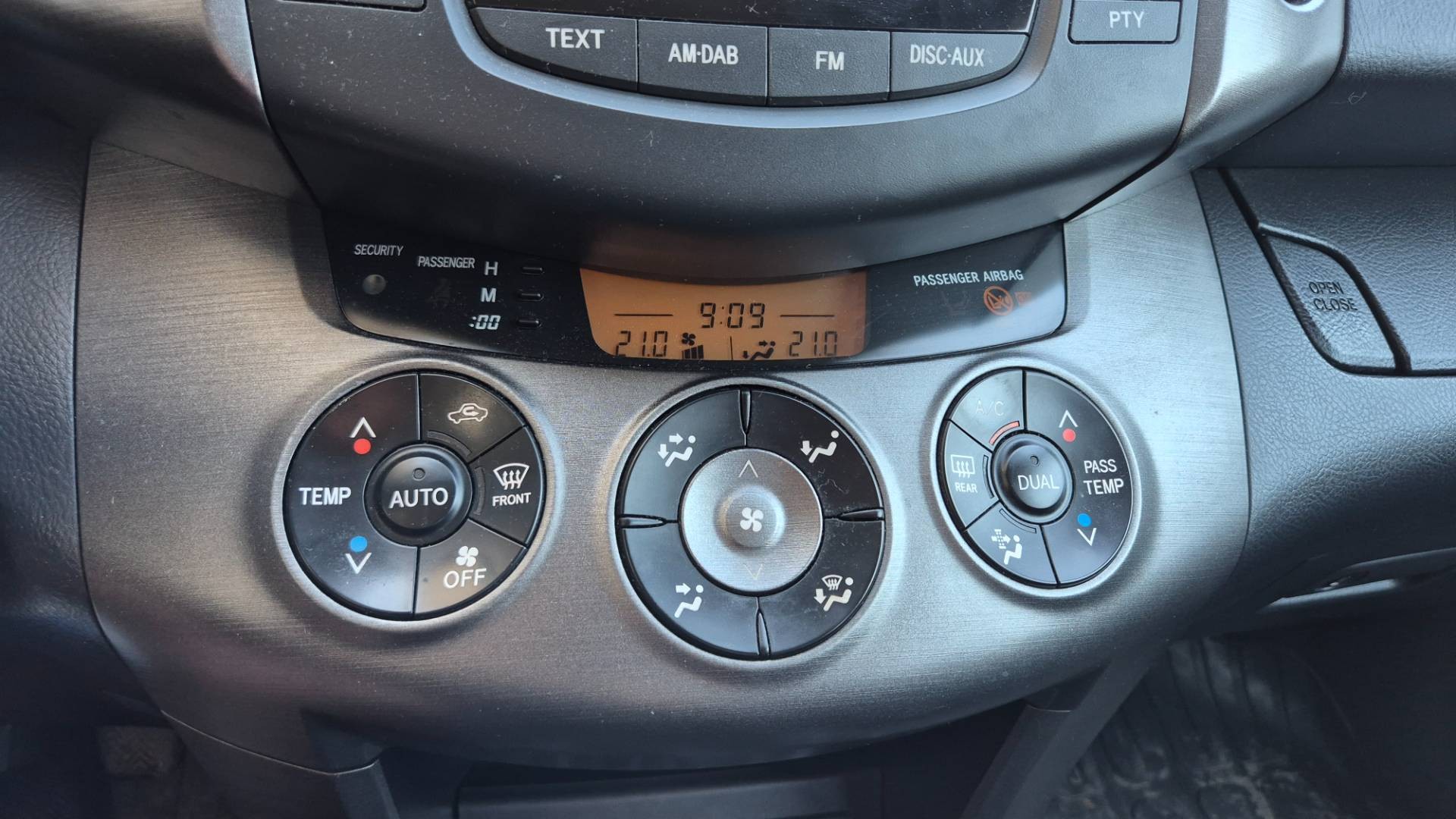 Toyota RAV4 2.2l D-4D 150 Lux – Obrázok 33