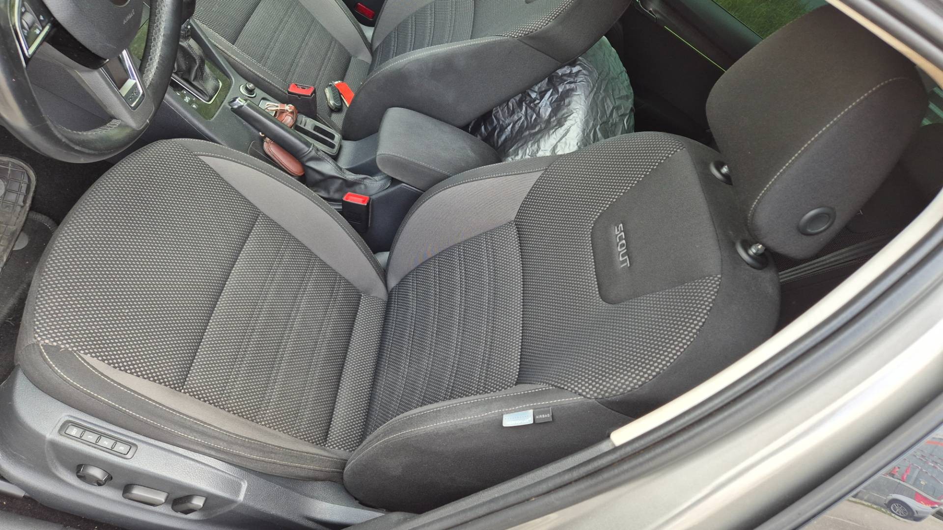 Škoda Octavia Combi 2.0 TDI 184k Scout DSG 4x4 – Obrázok 16