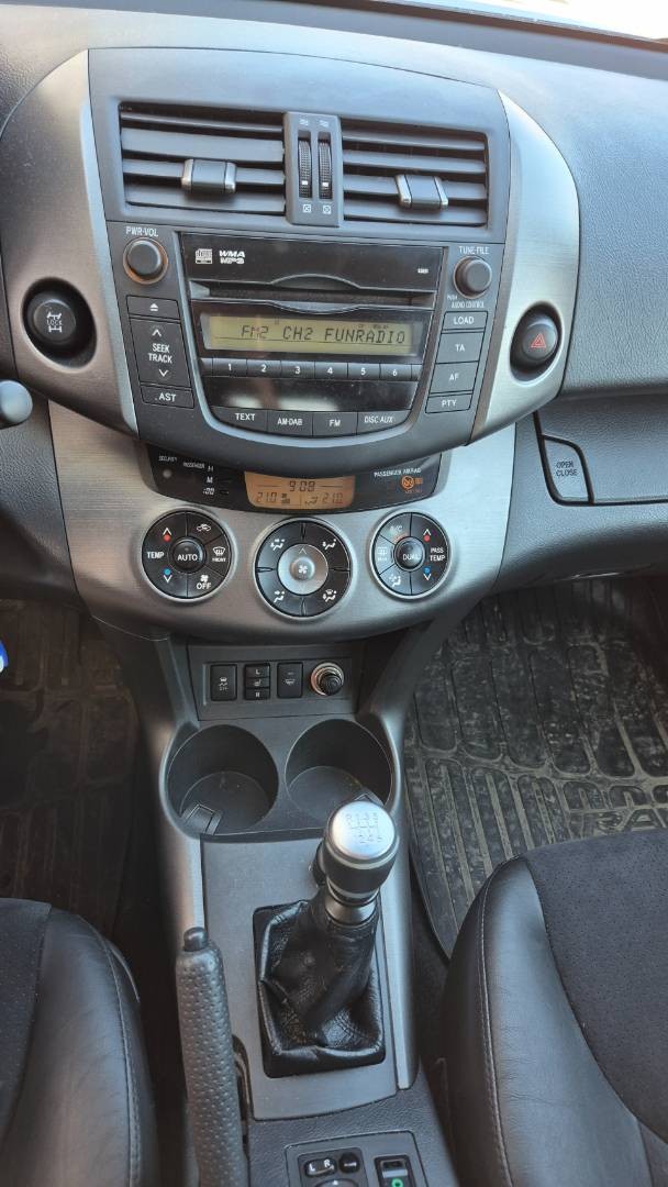 Toyota RAV4 2.2l D-4D 150 Lux – Obrázok 30