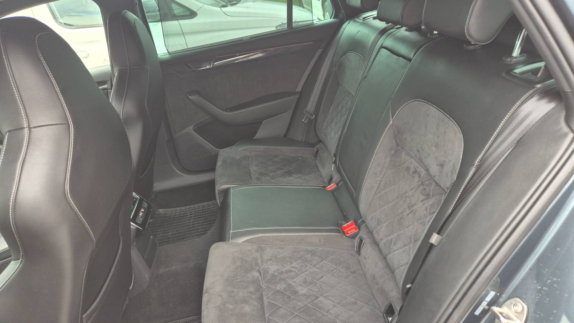 Škoda Superb Combi 2.0 TDI SCR Sportline 4x4 DSG – Obrázok 28