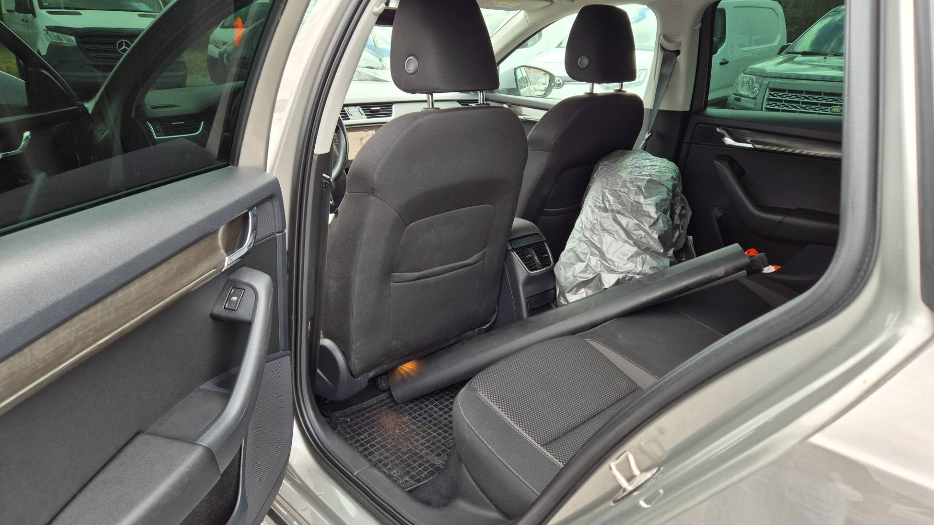 Škoda Octavia Combi 2.0 TDI 184k Scout DSG 4x4 – Obrázok 11