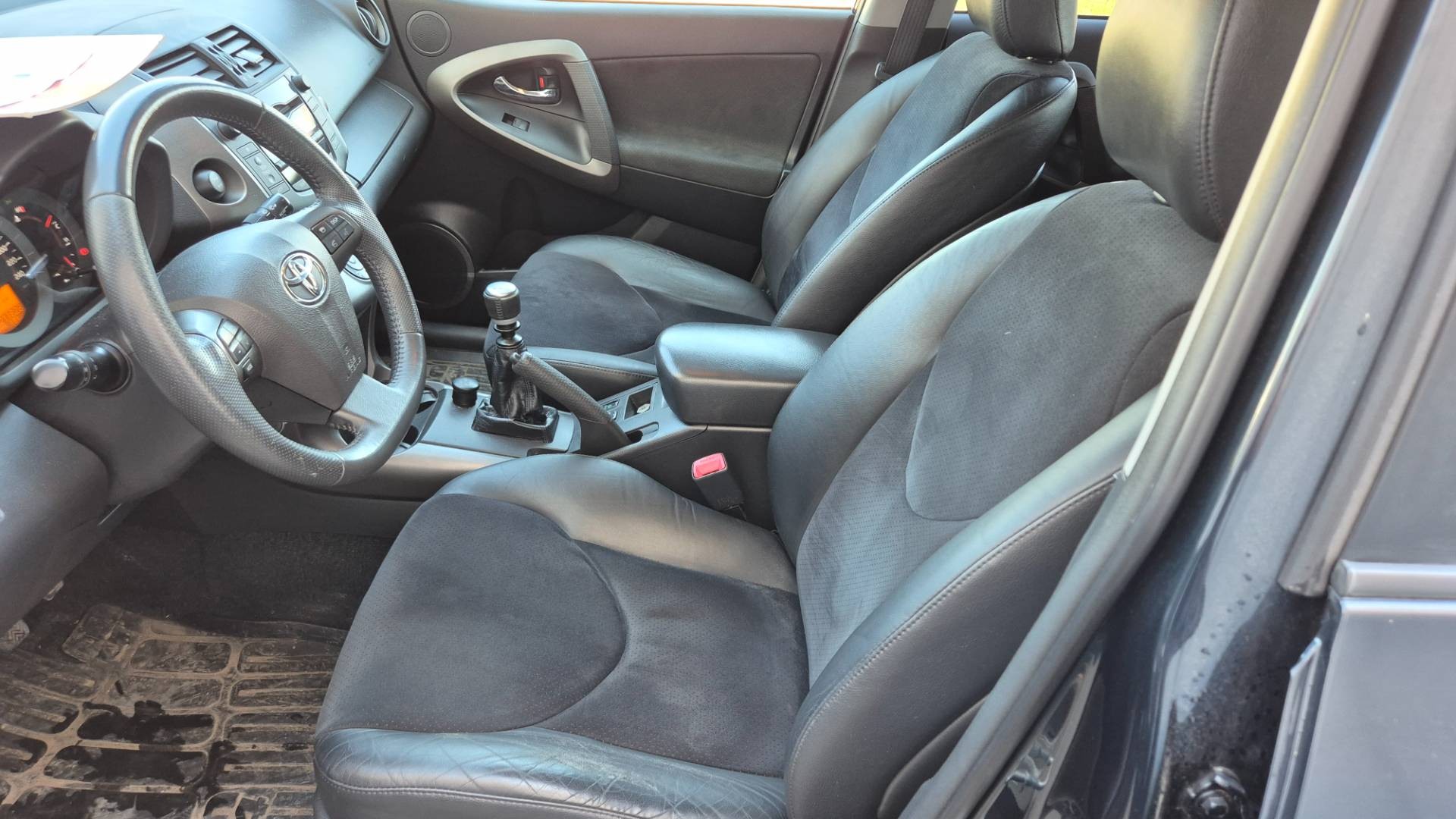 Toyota RAV4 2.2l D-4D 150 Lux – Obrázok 24