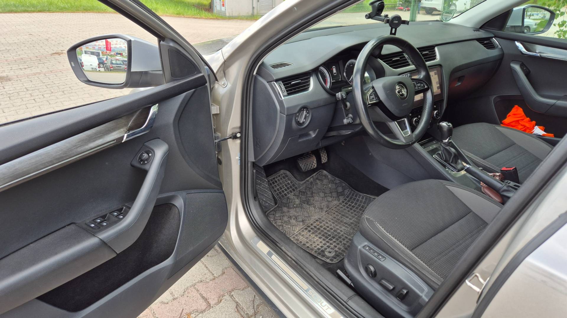 Škoda Octavia Combi 2.0 TDI 184k Scout DSG 4x4 – Obrázok 15