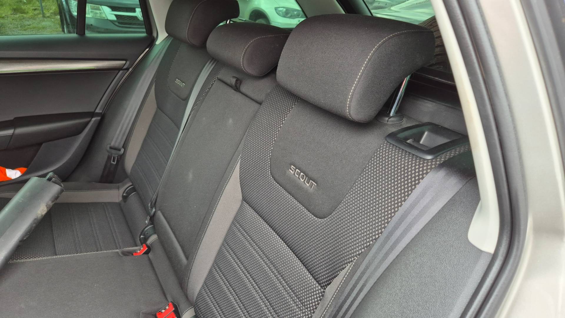 Škoda Octavia Combi 2.0 TDI 184k Scout DSG 4x4 – Obrázok 13