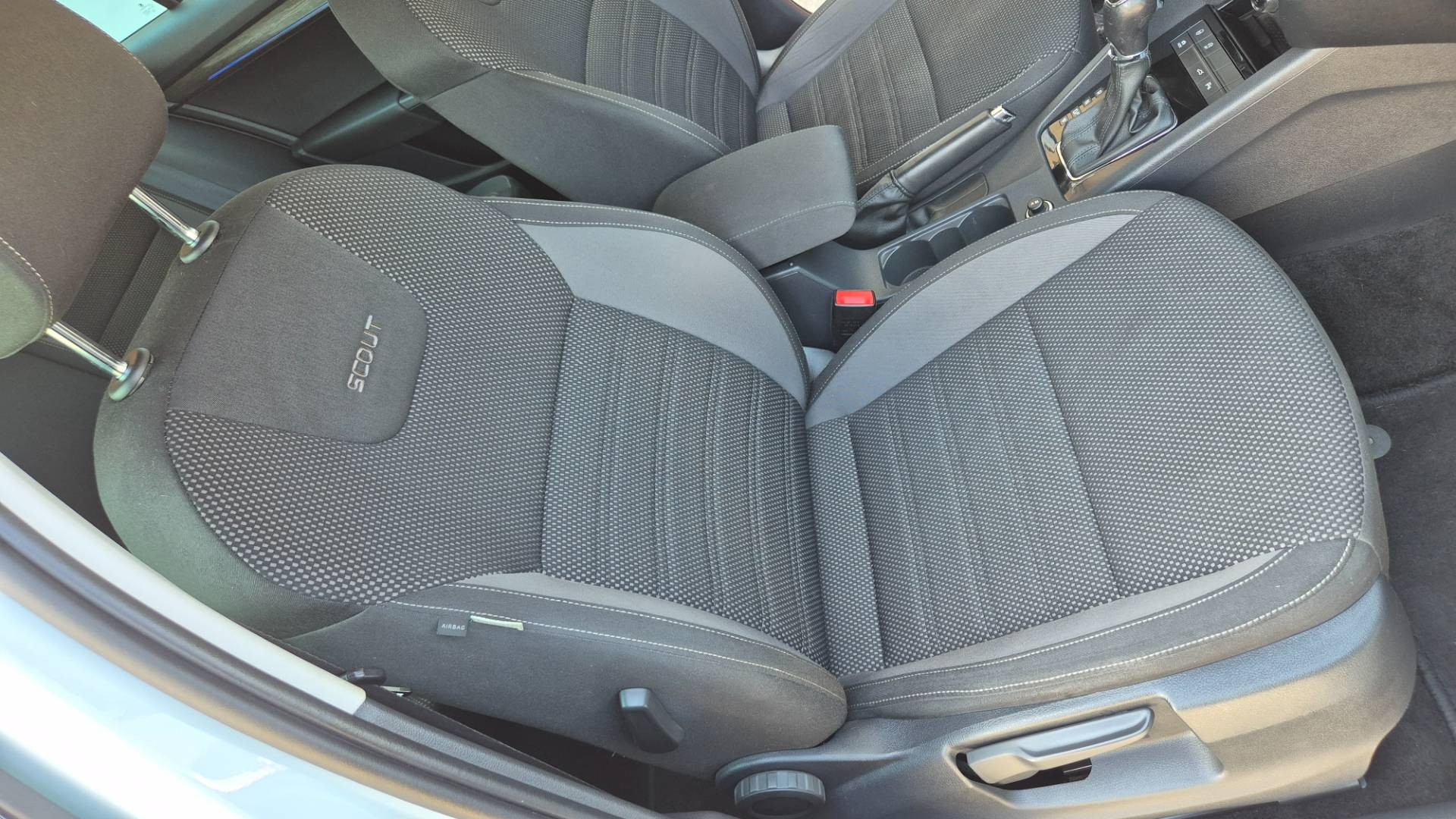 Škoda Octavia Combi 2.0 TDI Scout DSG 4x4 EU6 – Obrázok 36