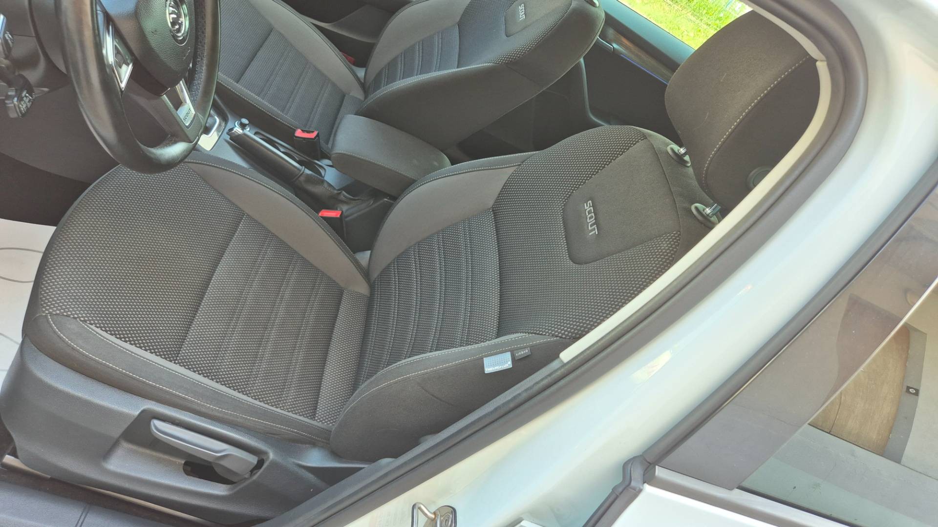 Škoda Octavia Combi 2.0 TDI Scout DSG 4x4 EU6 – Obrázok 28