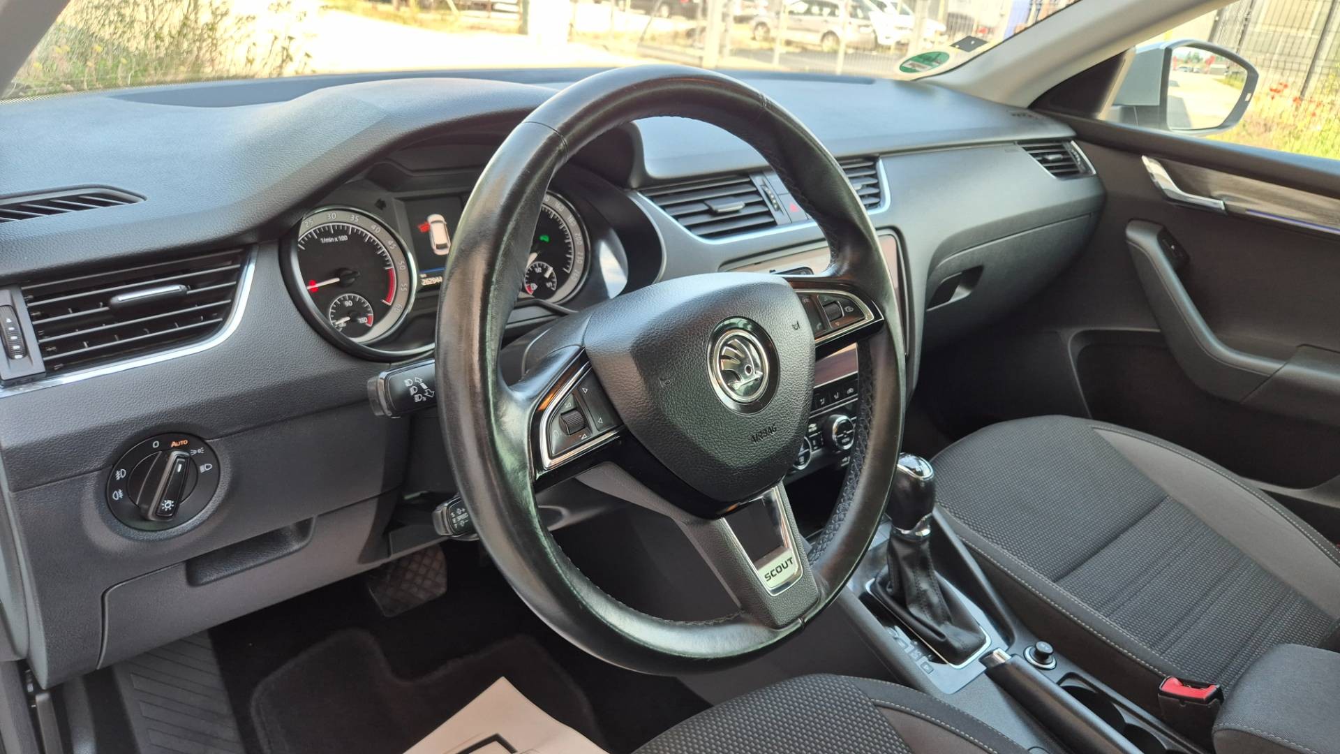 Škoda Octavia Combi 2.0 TDI Scout DSG 4x4 EU6 – Obrázok 30