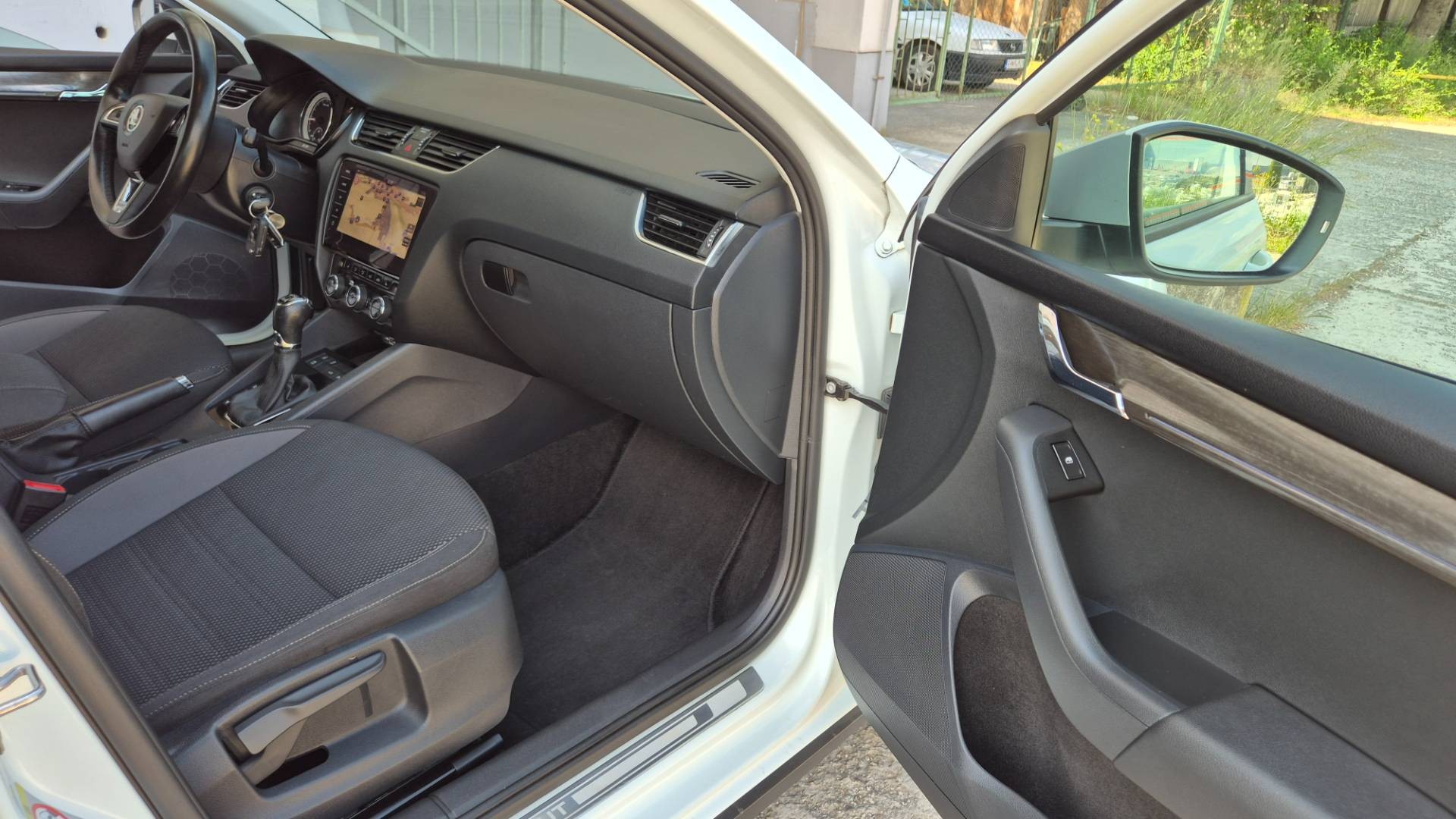 Škoda Octavia Combi 2.0 TDI Scout DSG 4x4 EU6 – Obrázok 35