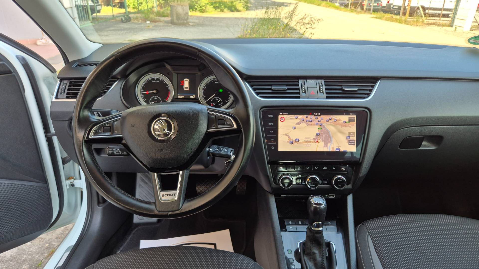 Škoda Octavia Combi 2.0 TDI Scout DSG 4x4 EU6 – Obrázok 26
