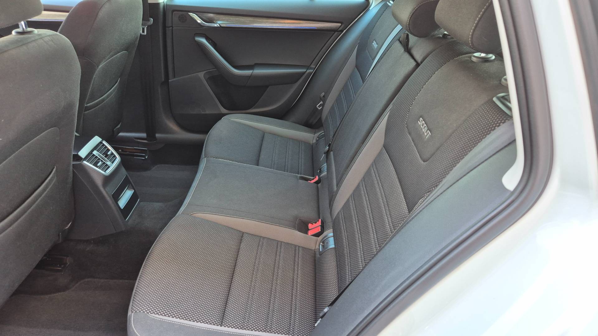 Škoda Octavia Combi 2.0 TDI Scout DSG 4x4 EU6 – Obrázok 25